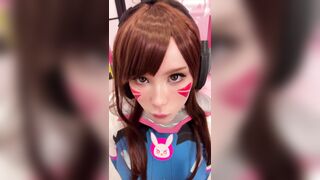 Девушка Косплеит D.Va Из Overwatch И Сосет Член До Лица